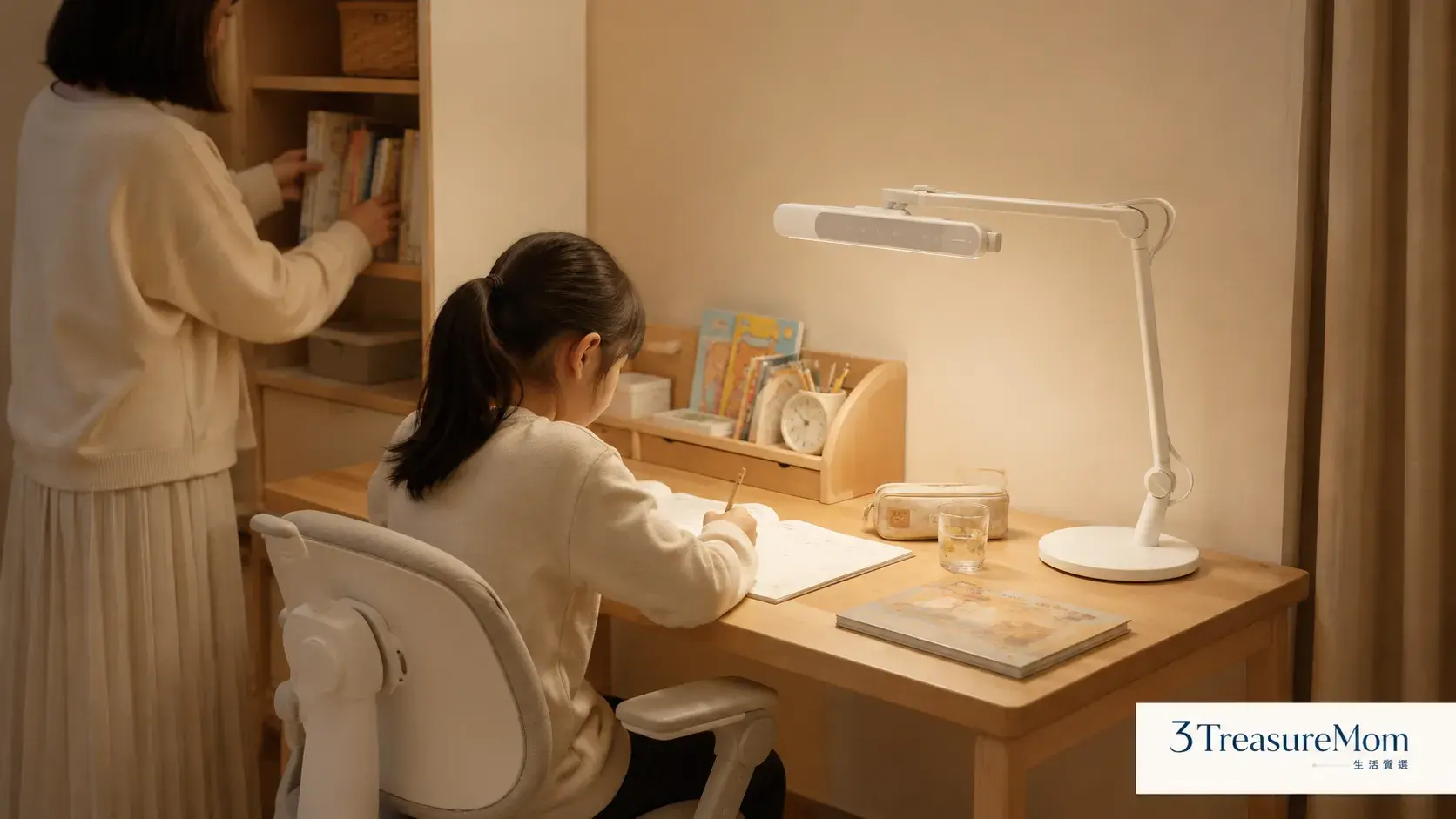 台灣小學生使用兒童書桌檯燈寫作業生活情境圖