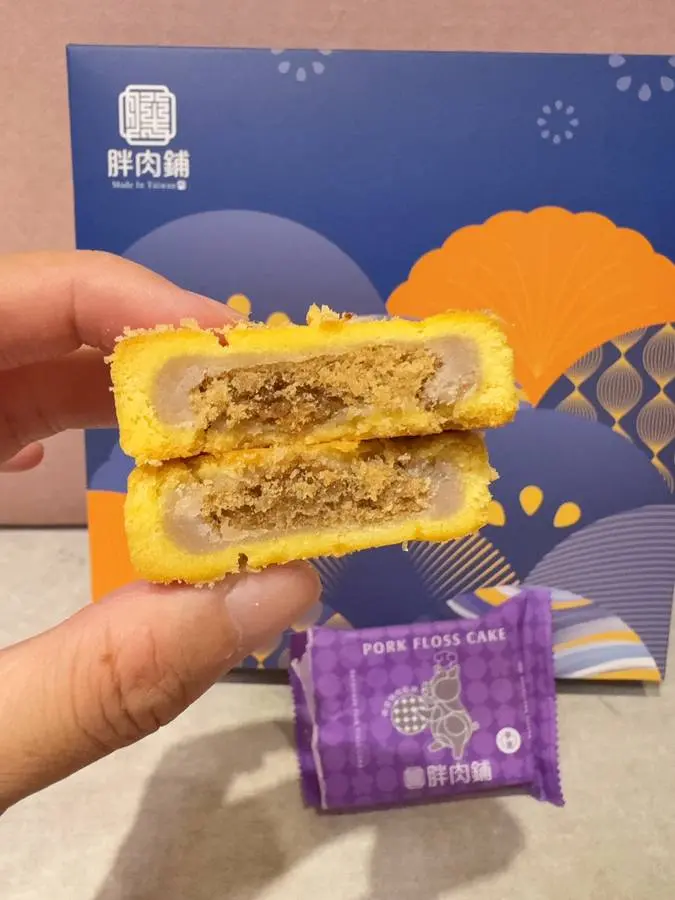 胖肉鋪芋泥肉鬆餅剖面，灰白色芋泥層包著肉鬆