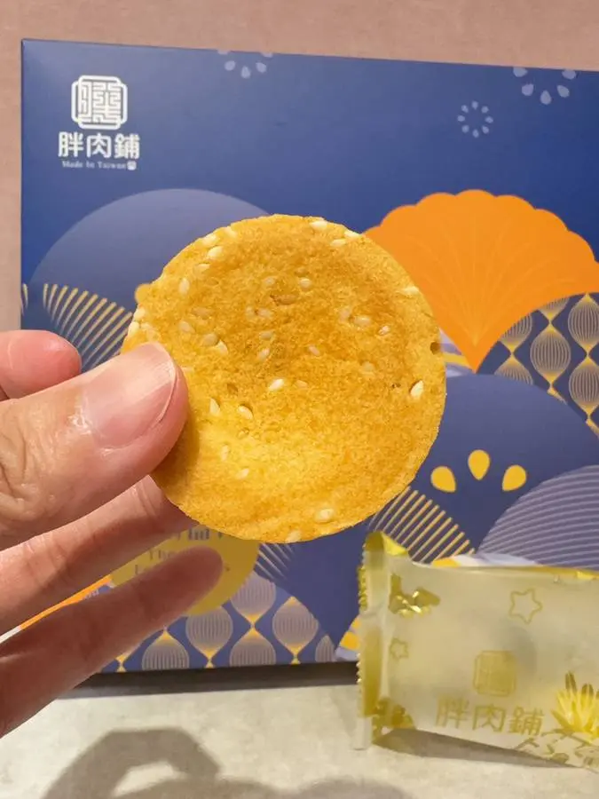 胖肉鋪金燦鳳凰酥餅體正面，表面撒白芝麻
