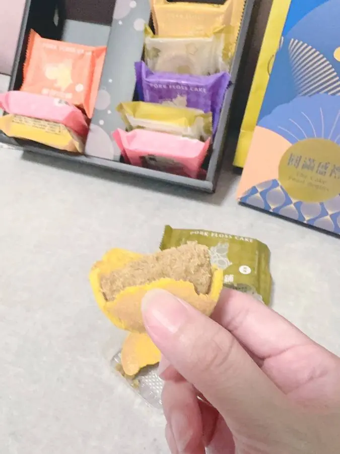 胖肉鋪原味肉鬆餅手撕開，肉鬆爆出來的樣子