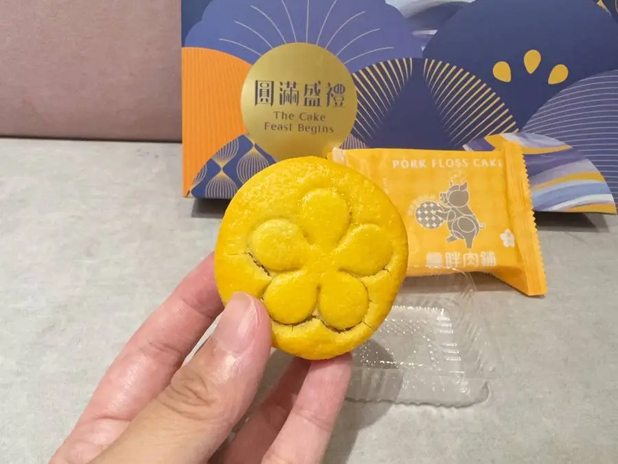 胖肉鋪金沙肉鬆餅餅體，表面梅花形壓紋