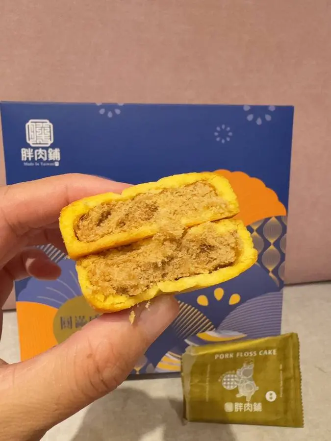 胖肉鋪原味肉鬆餅剖面，皮薄餡厚滿滿肉鬆