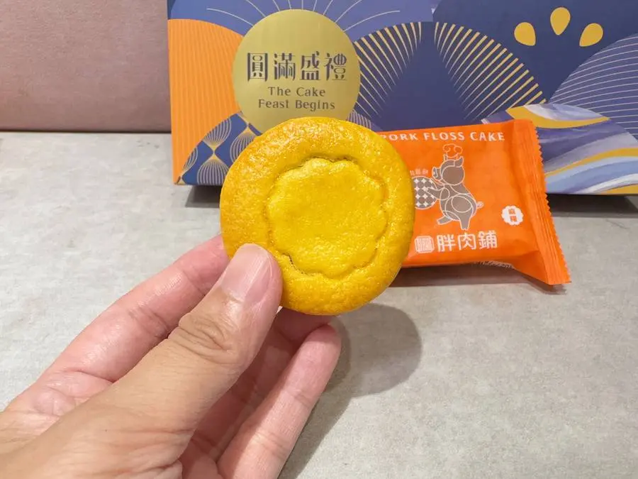 胖肉鋪麻糬肉鬆餅餅體，表面花形凹紋
