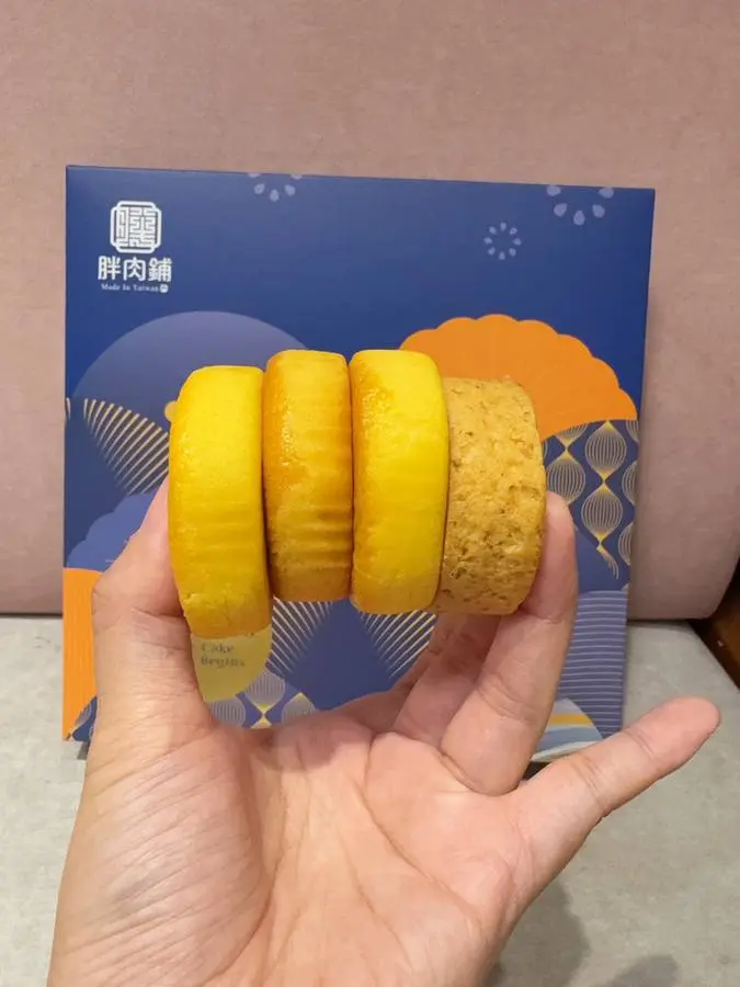 胖肉鋪藏月六饌四顆肉鬆餅側面疊排，看得出厚度