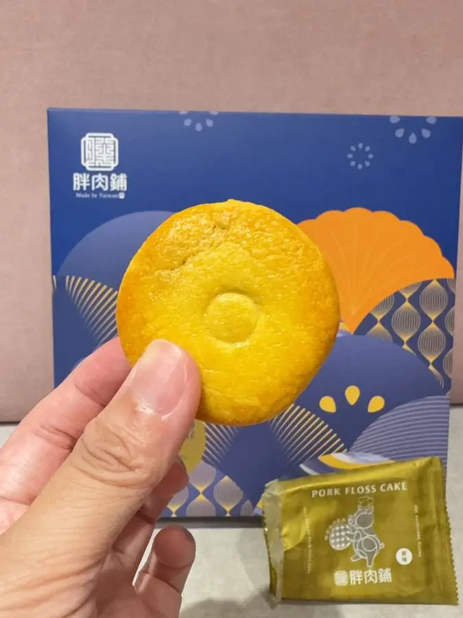 胖肉鋪原味肉鬆餅餅體，表面圓形凹紋