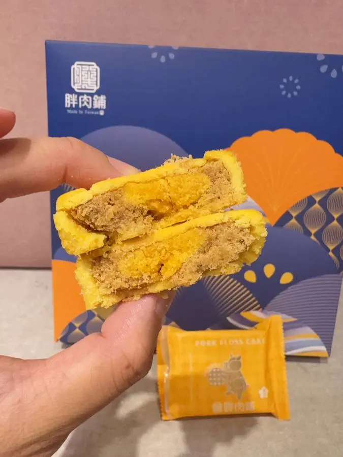 胖肉鋪金沙肉鬆餅剖面，鹹蛋黃顆粒清楚可見