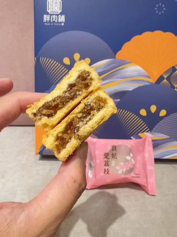 胖肉鋪貴妃鳳荔酥剖面，可見荔枝鳳梨果肉纖維