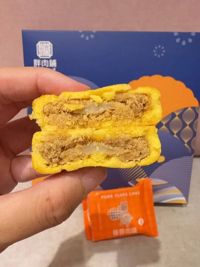 胖肉鋪麻糬肉鬆餅剖面，半透明麻糬層