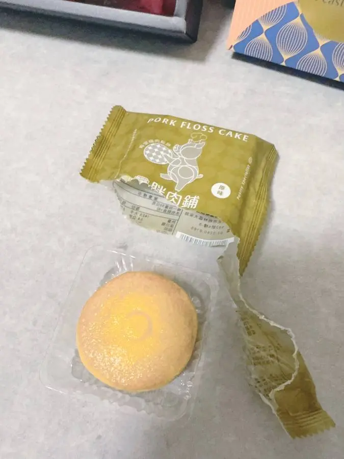 胖肉鋪肉鬆餅拆封後的透明塑膠內托
